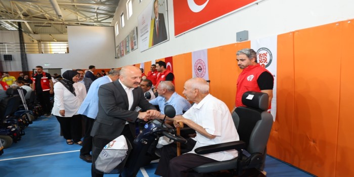 Adıyaman’da engelli vatandaşlara akülü sandalye desteği